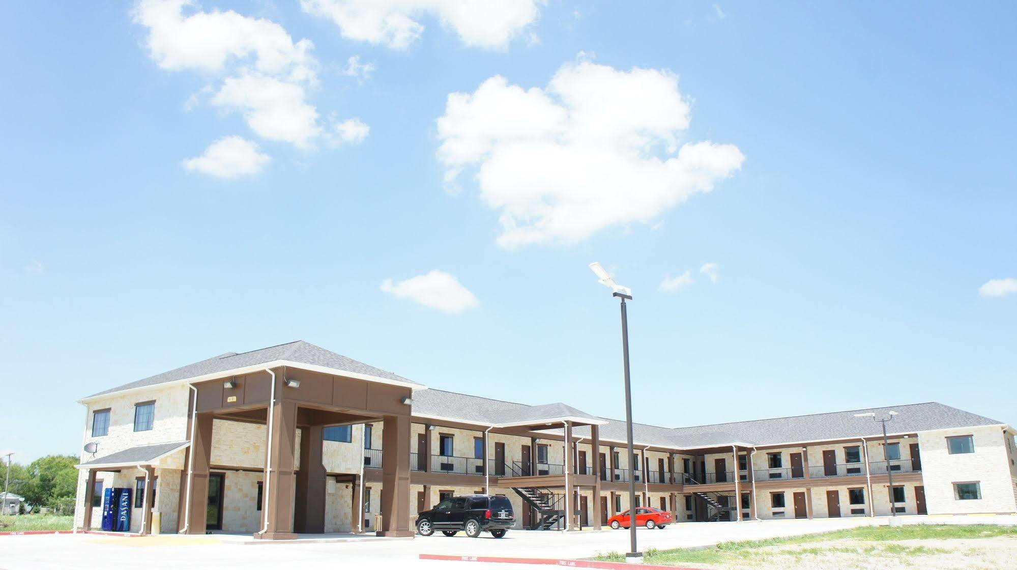 Lux Inn&Suites Three Rivers Extérieur photo