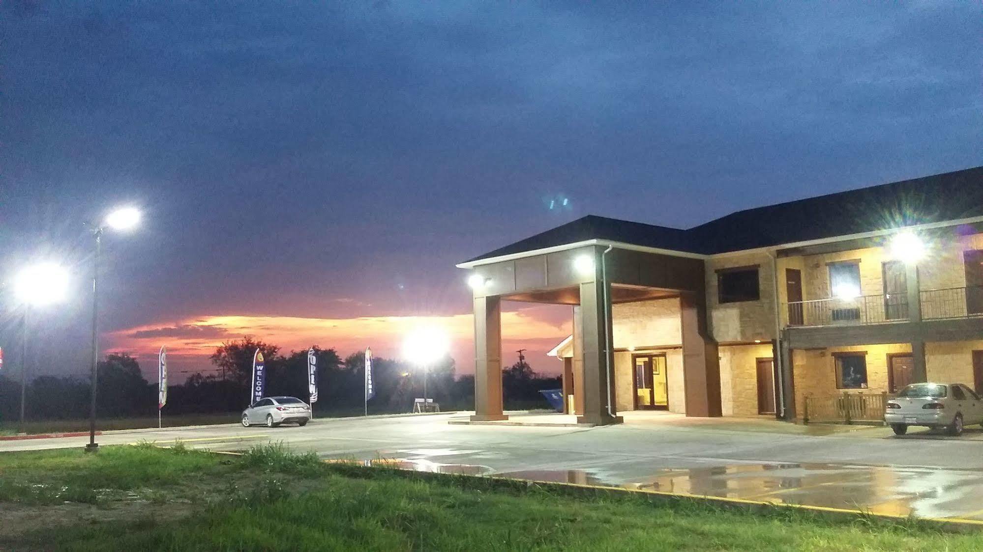 Lux Inn&Suites Three Rivers Extérieur photo